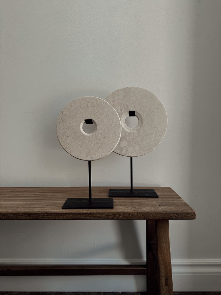 marble disc on stand / medium