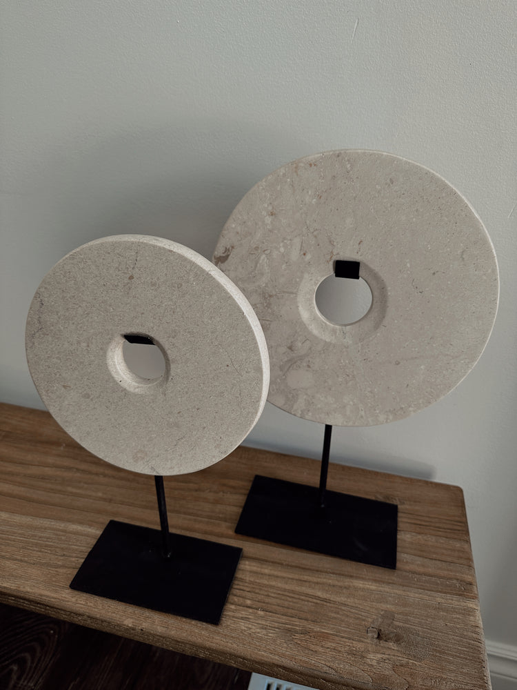 marble disc on stand / medium