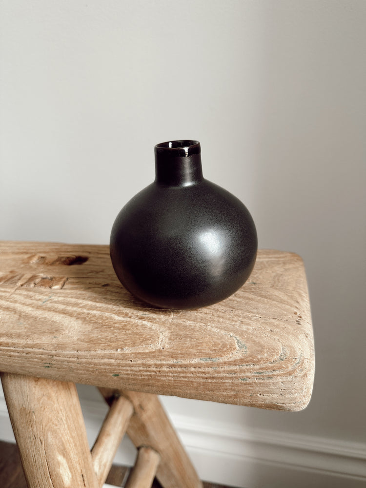 Po Vase in Black