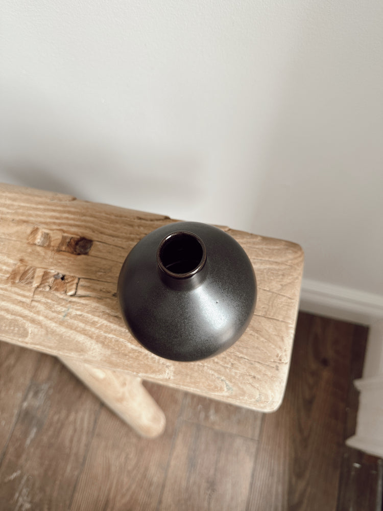 Po Vase in Black