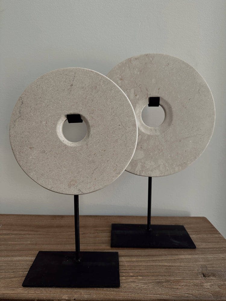 marble disc on stand / medium