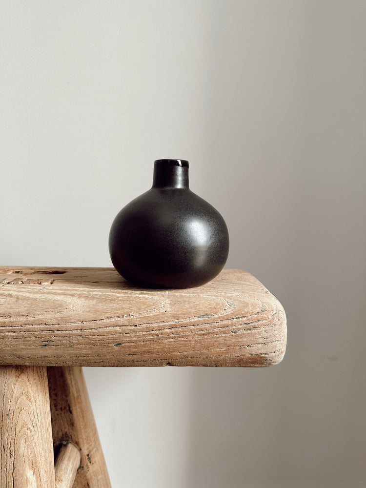 Po Vase in Black