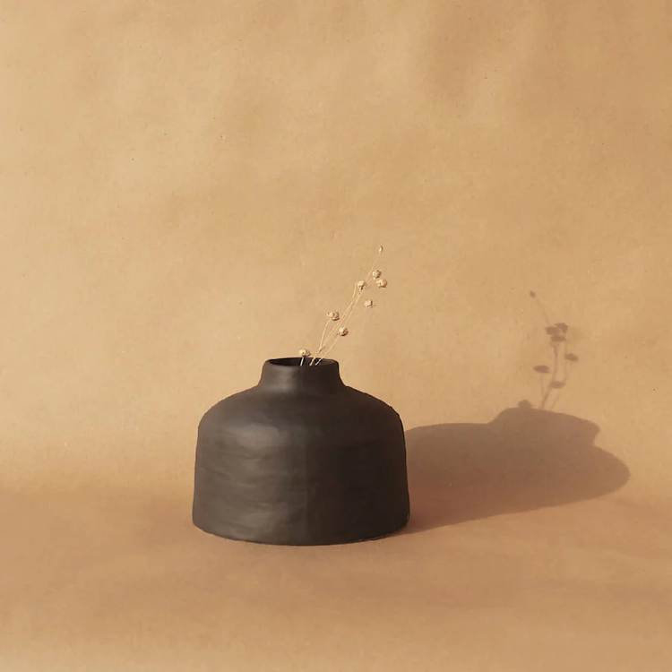 Yuri Vase in Black