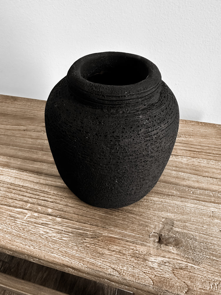 Peaky Vase in Black / small