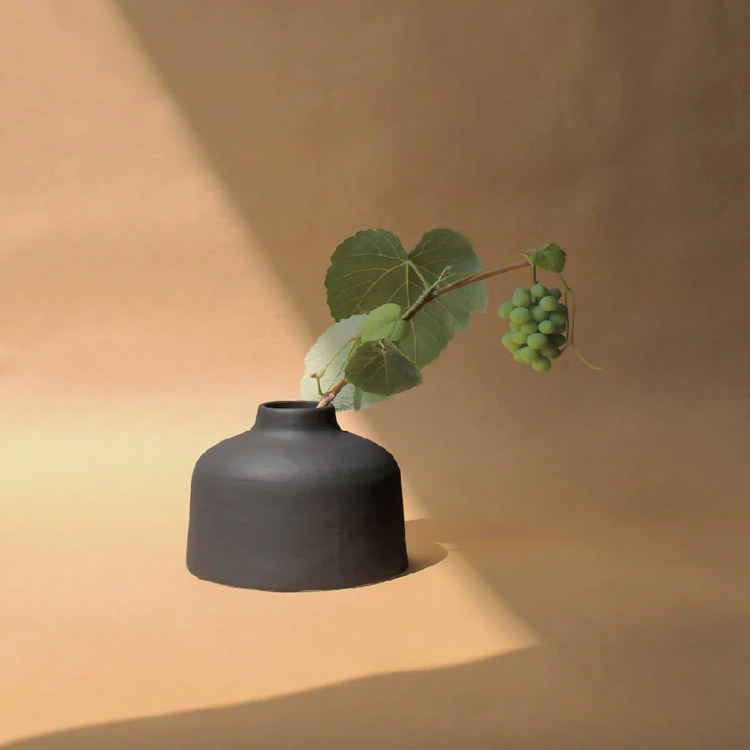 Yuri Vase in Black