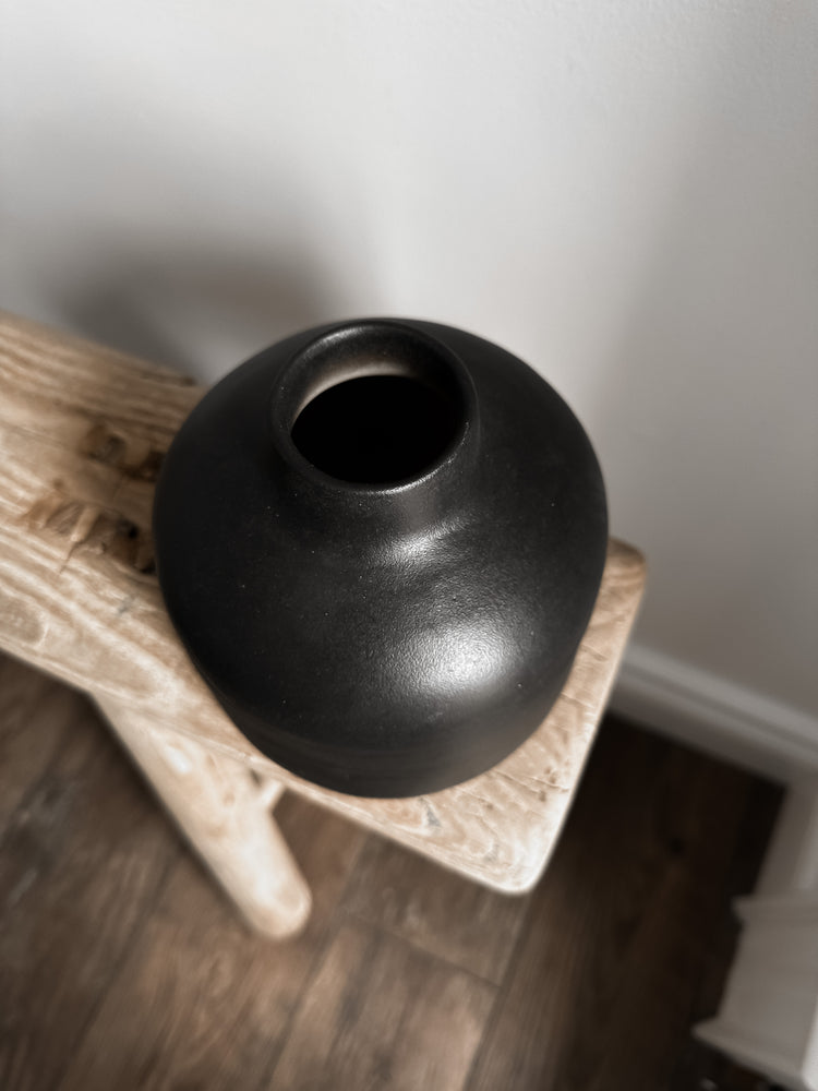 Yuri Vase in Black