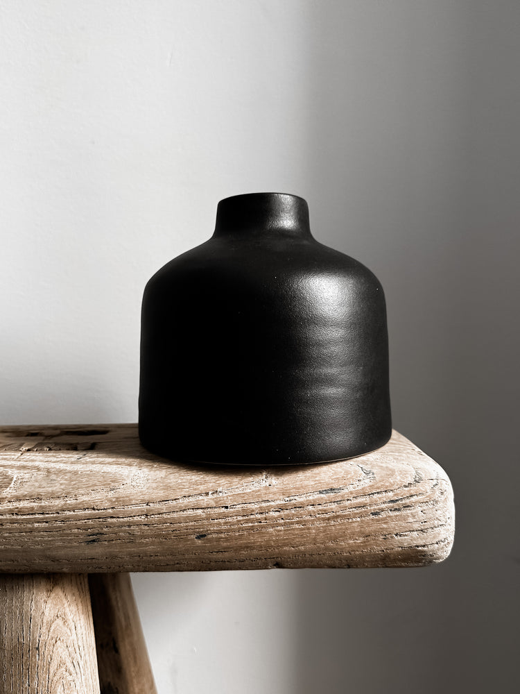 Yuri Vase in Black