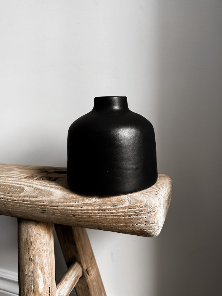 Yuri Vase in Black
