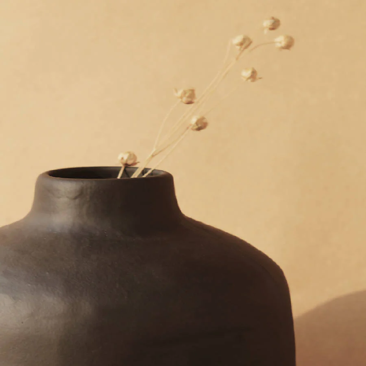 Yuri Vase in Black